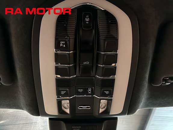 Porsche Macan Turbo 24 of 29