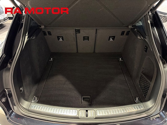 Porsche Macan Turbo 27 of 29
