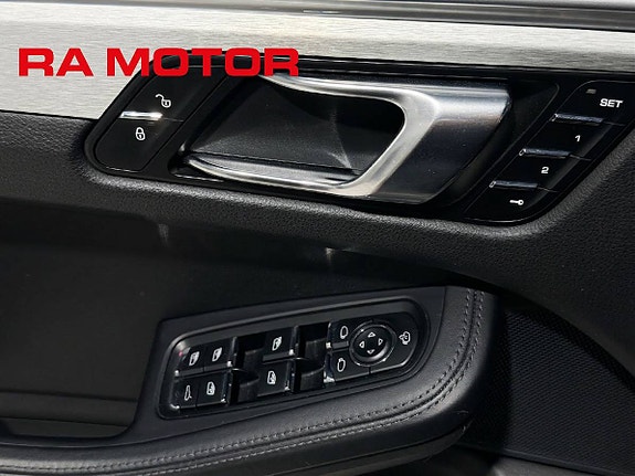 Porsche Macan Turbo 26 of 29
