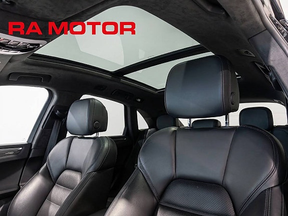 Porsche Macan Turbo 23 of 29