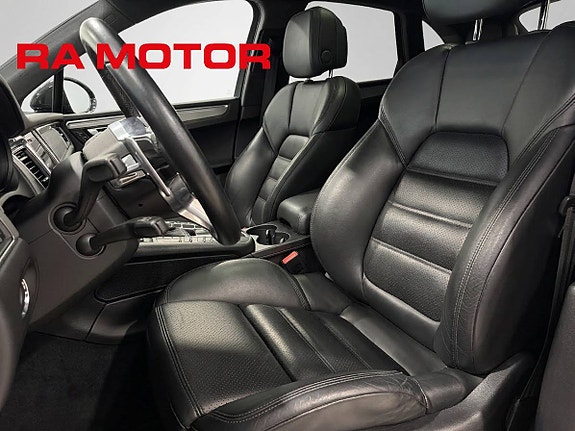 Porsche Macan Turbo 10 of 29