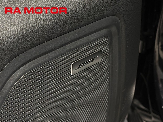 Porsche Macan Turbo 25 of 29