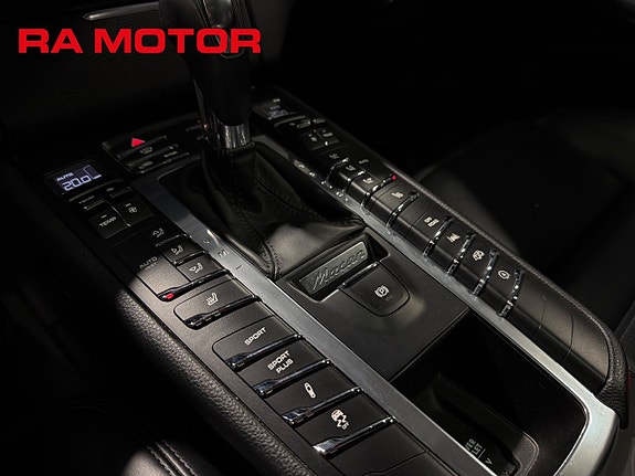 Porsche Macan Turbo 19 of 29