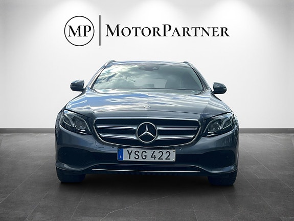 Mercedes-Benz E220 3 of 5