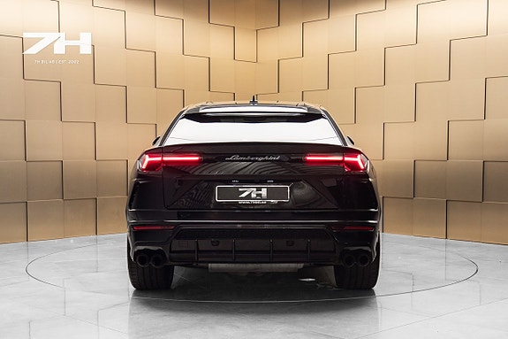 Lamborghini Urus 4 of 5