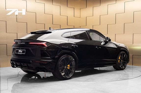 Lamborghini Urus 5 of 5