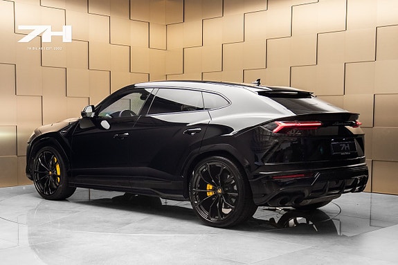 Lamborghini Urus 3 of 5