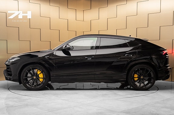 Lamborghini Urus 2 of 5