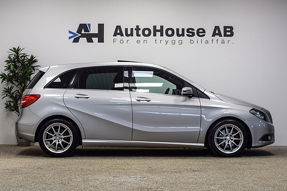 Mercedes-Benz B180 2 of 5