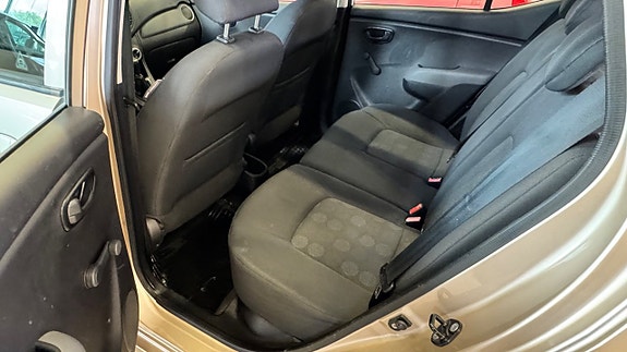Hyundai i10 15 of 16