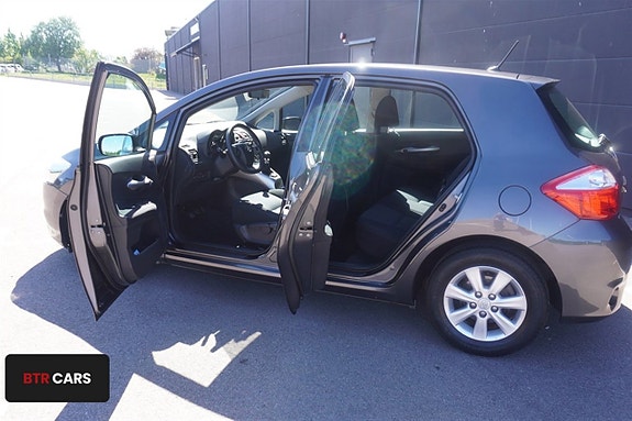 Toyota Auris 7 of 9
