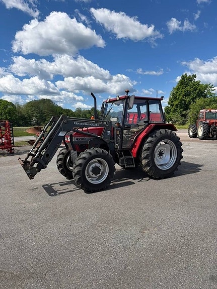 Case IH 4230 med Quicke 620 lastare