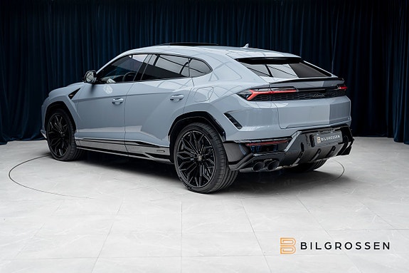 Lamborghini Urus 3 of 5