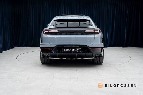 Lamborghini Urus 4 of 5