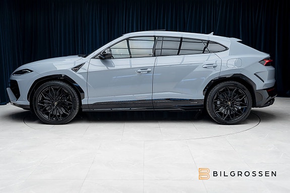 Lamborghini Urus 2 of 5