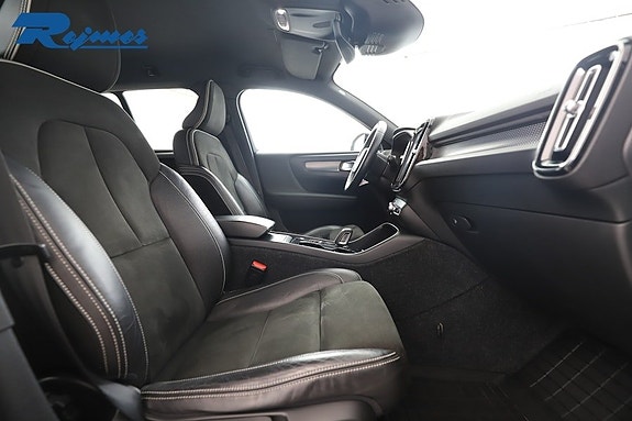 Volvo XC40 4 of 5