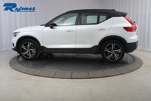 Volvo XC40 2 of 5