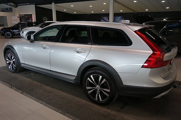 Volvo V90 Cross Country 2 of 5
