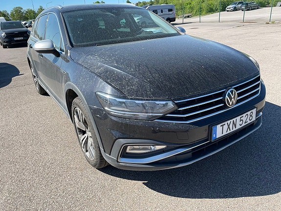 Volkswagen Passat Alltrack 2 of 2