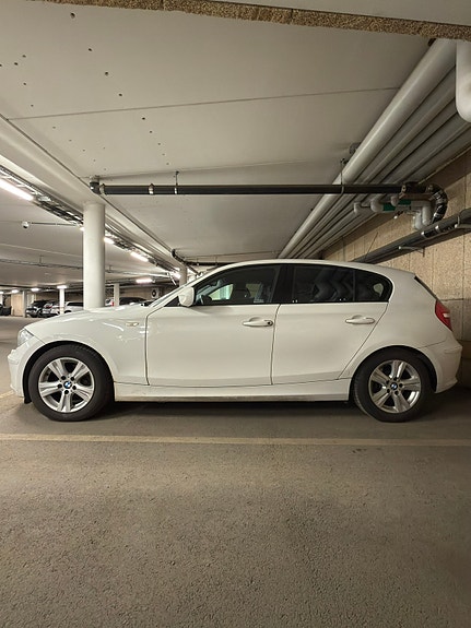 BMW 118d 2 of 5