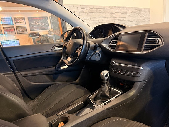 Peugeot 308 SW 11 of 15