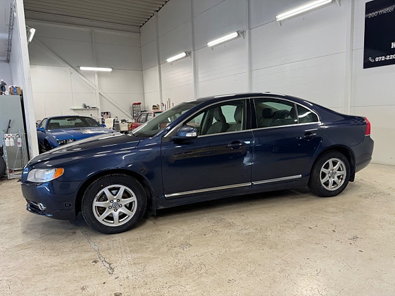 Volvo S80 2 of 5