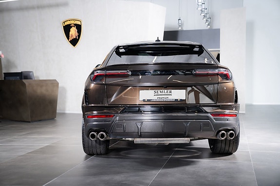 Lamborghini Urus 4 of 5