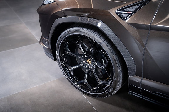 Lamborghini Urus 5 of 5