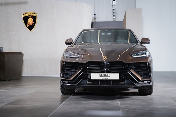 Lamborghini Urus 2 of 5