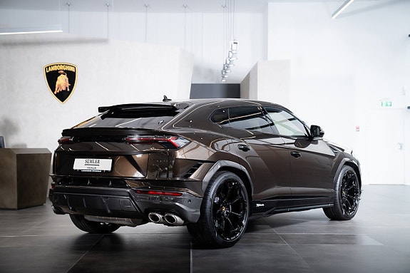 Lamborghini Urus 3 of 5