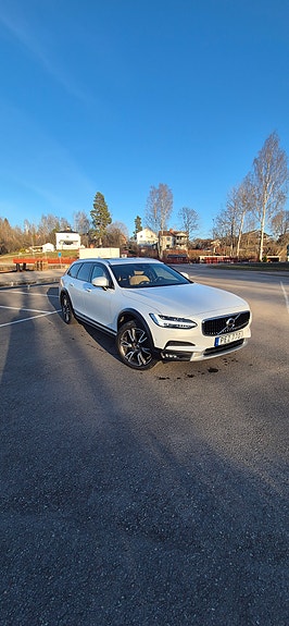 Volvo V90 Cross Country 2 of 5