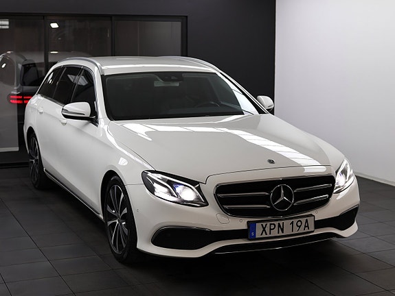 Mercedes-Benz E200 4 of 5