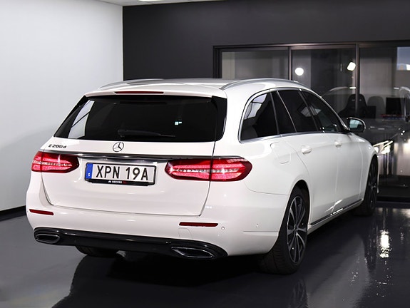 Mercedes-Benz E200 12 of 27