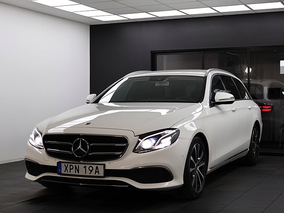 Mercedes-Benz E200 3 of 5