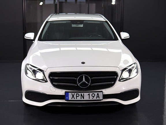 Mercedes-Benz E200 3 of 27
