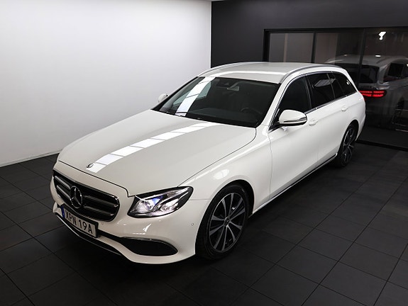 Mercedes-Benz E200 2 of 5