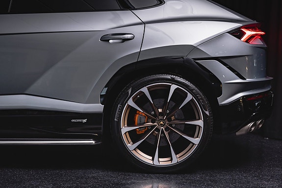 Lamborghini Urus 6 of 16