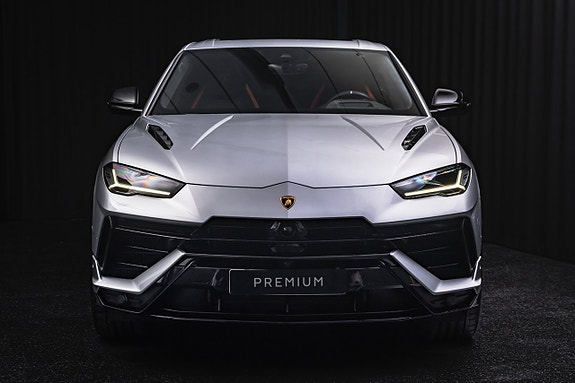 Lamborghini Urus 2 of 5