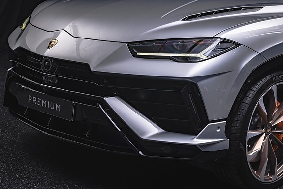 Lamborghini Urus 3 of 5