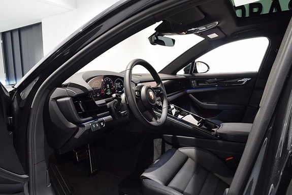 Porsche Panamera 4S 4 of 5