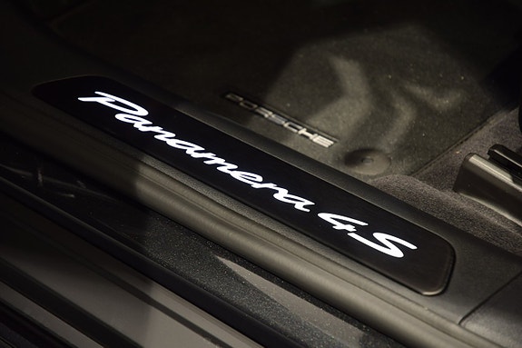 Porsche Panamera 4S 10 of 24