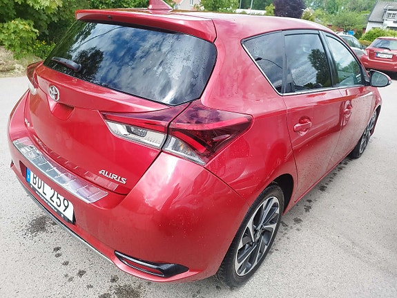 Toyota Auris 2 of 3