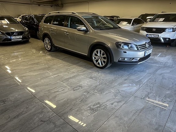 Volkswagen Passat Alltrack 2 of 5