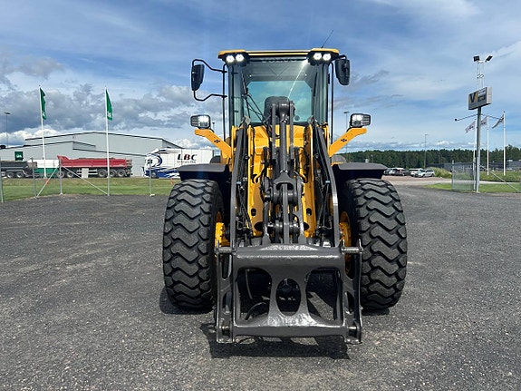 Volvo L90H 3 of 12