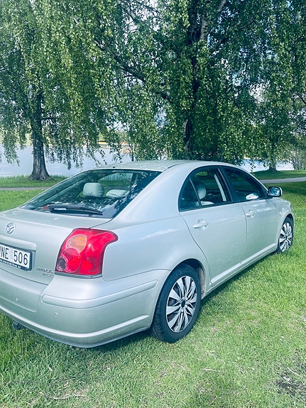 Toyota Avensis 2 of 5