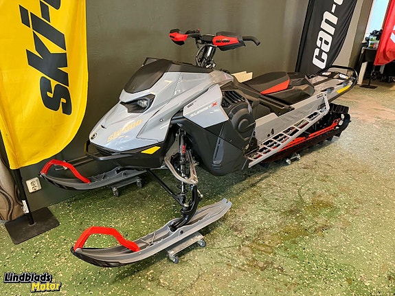 Ski-Doo Summit X 154" 850 E-TEC -26 m. SHOT / 10.25" Display