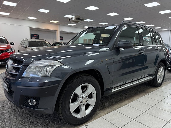 Mercedes-Benz GLK320 2 of 5