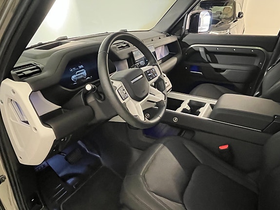 Land Rover Defender 110 7 of 10