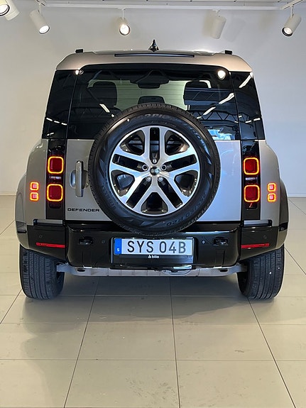 Land Rover Defender 110 9 of 10