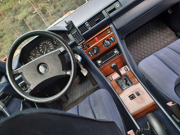 Mercedes-Benz 300 E 15 of 17